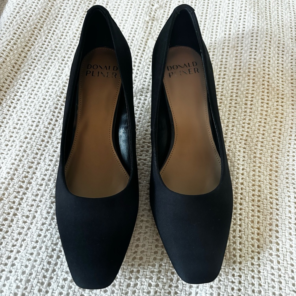 Donald Pliner Corina Black Pumps Size 7 Like New